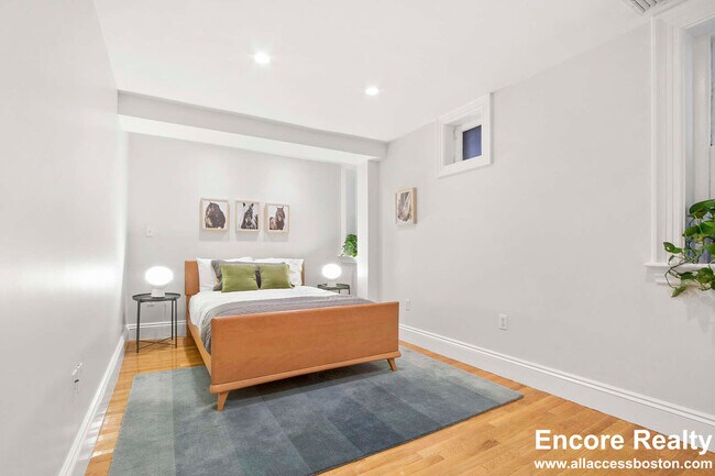 Building Photo - 244 Beacon St