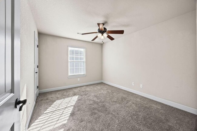 Building Photo - 547 N Longfellow Ln