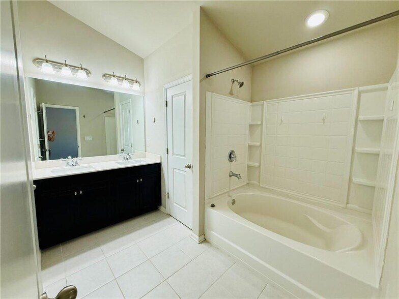 Building Photo - 256 Highland Pointe Cir E