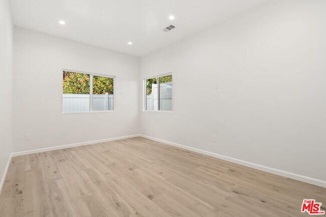 Building Photo - 4824 Saloma Ave