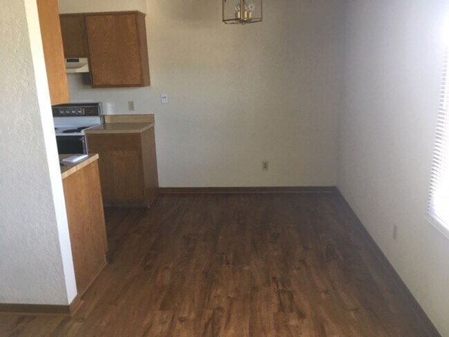 Building Photo - 850 Sq Ft, 2-bedroom, 1-Bath Apartment in 4-plex near 29th & Wannamaker.