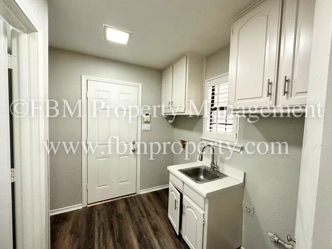 Building Photo - Charming 3 Bedroom, 2.5 Bathroom Home in A...