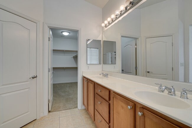 Building Photo - FANTASTIC 3 BEDROOM 2.5 BATH IN NORTH LAS ...