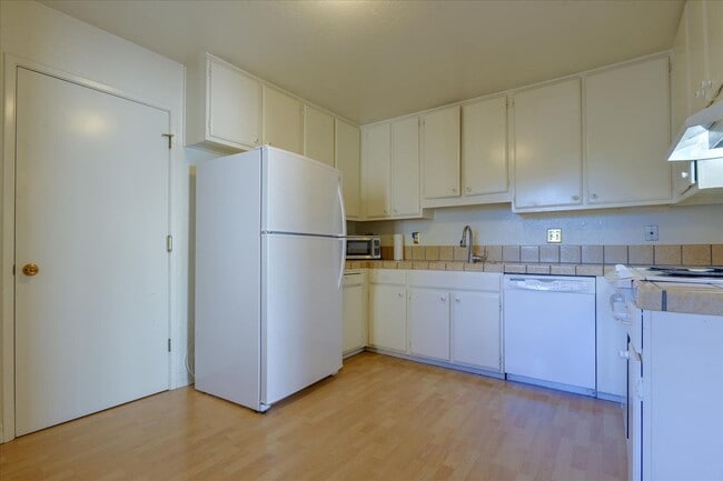 Building Photo - Great Home in Secure Complex