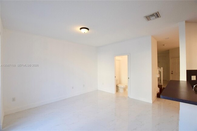 Building Photo - 20733 NE 10th Ct