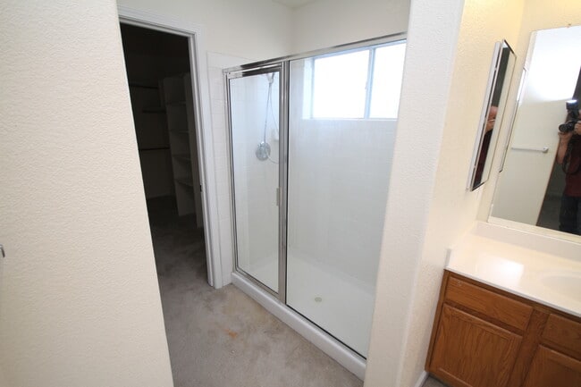Building Photo - Located in Stonelake, 4 Bed, 2.5 Bath Elk ...