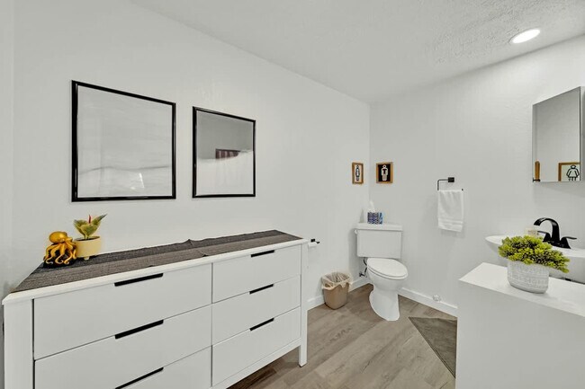 Building Photo - 5999 N Pinegrove Dr