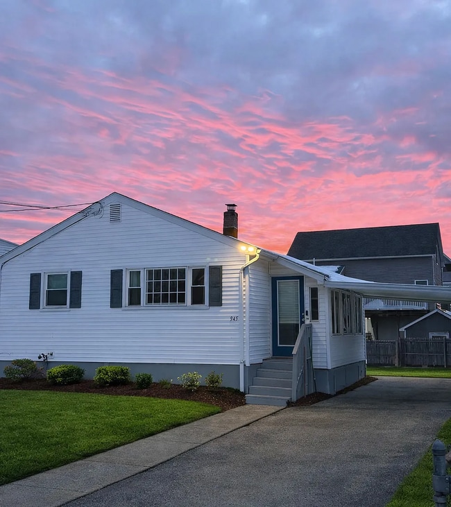 Building Photo - Fully renovated home just steps from the beach!
