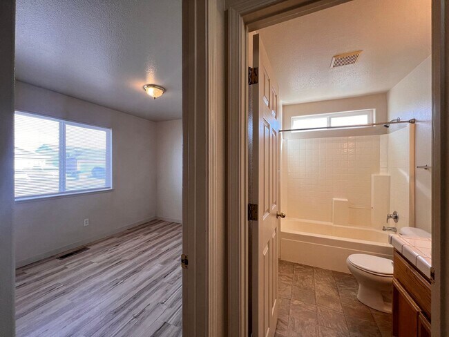 Building Photo - Cute 3 bedroom home Located in Donner Trails