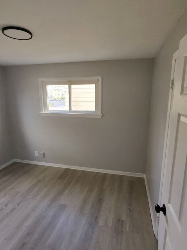 Building Photo - 3 bed 1 bath newly renovated