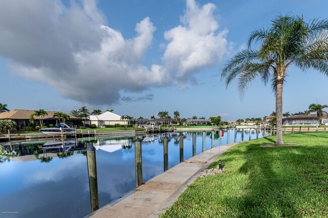 Primary Photo - CLOSE DOWNTOWN PUNTA GORDA. GROUND FLOOR U...