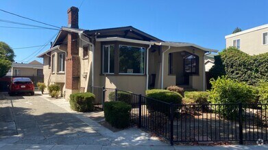 Building Photo - Single Family Home with Front Yard, Back Y...