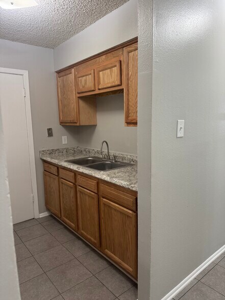 Building Photo - 708 24th St