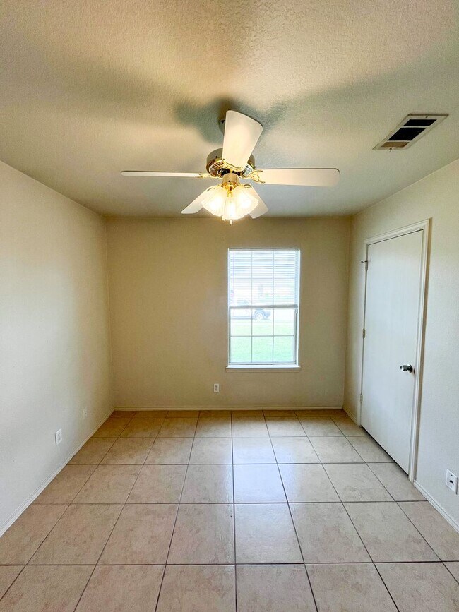 Building Photo - Available NOW!!!! Gorgeous 4 bedroom, 2 ba...