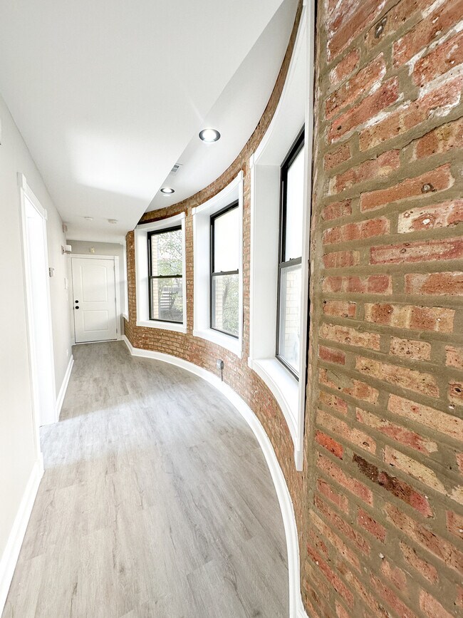 Building Photo - 6410 N Hoyne Ave