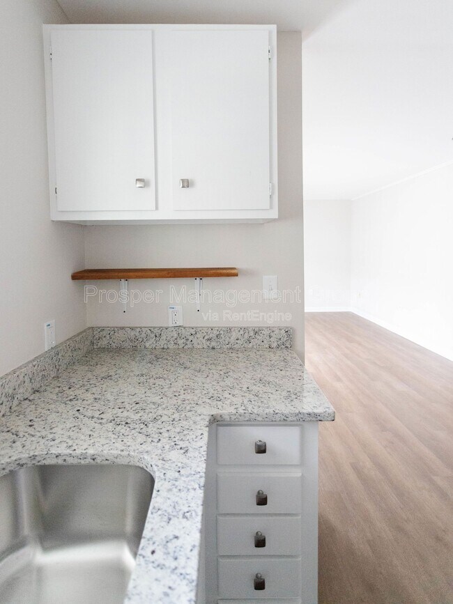 Building Photo - 867 Colony Dr