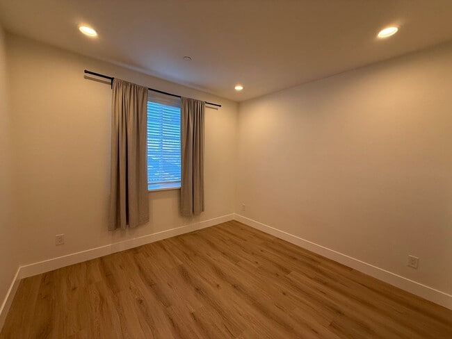 Building Photo - 8461001/85