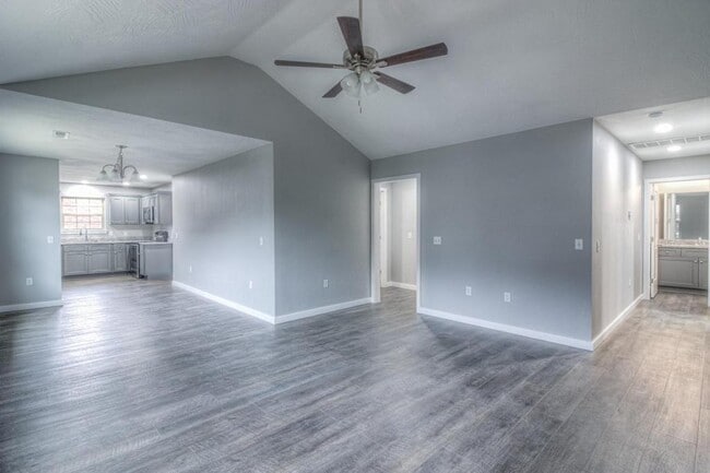 Building Photo - 2850 E Stanford St