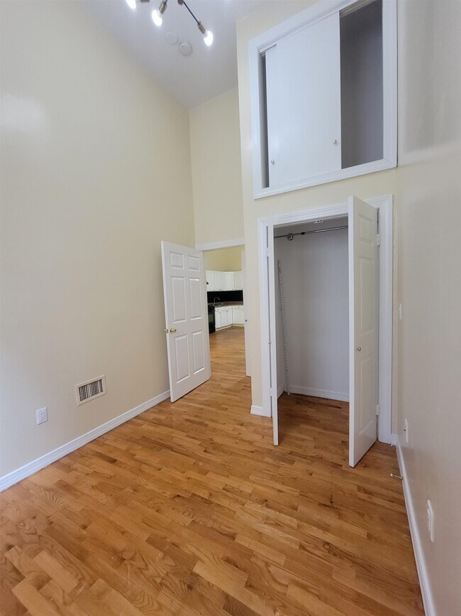 Building Photo - 409 53rd St