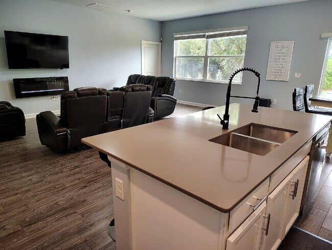 Building Photo - "Resort-Style Living in Davenport: Spacious 4-Bedroom Home with Solar Panels, Internet Included &...