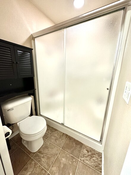 Primary bath - 13636 Duane St