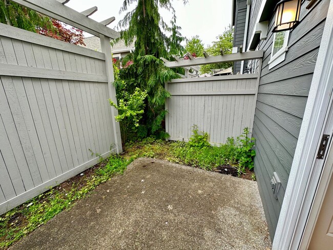 Building Photo - 2Bd/2.5Ba Issaquah Townhouse