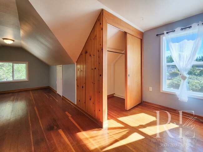 Building Photo - Charming Farmhouse in Town — Hobby Ready &...
