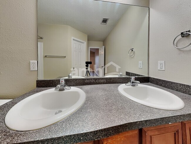 Building Photo - 25 Willow Lakes Dr