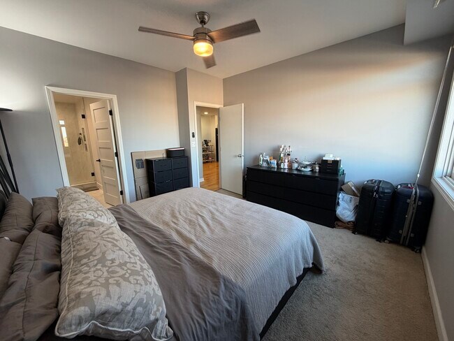 Building Photo - 680 N Green St