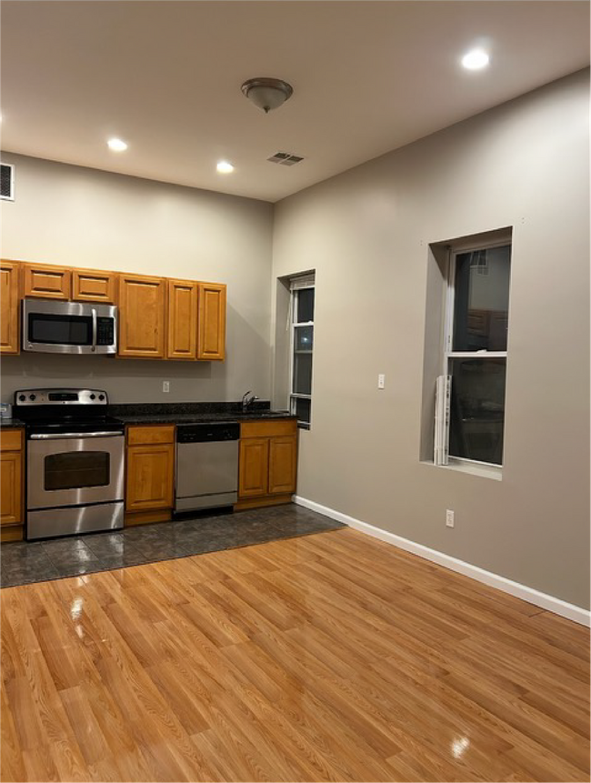 Building Photo - 2113 E Huntingdon St