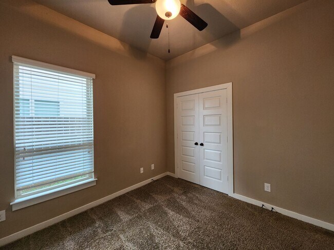 Building Photo - 3/2/2  Located between New Braunfels & Seguin / Fridge Included /  Fenced Backyard / CISD