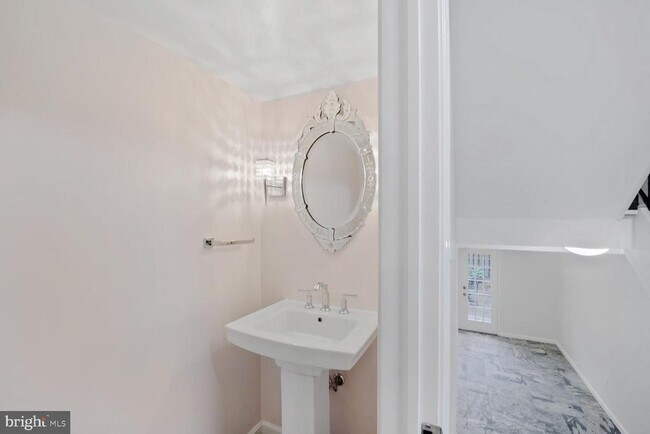 Building Photo - 6929 Mclean Park Manor Ct