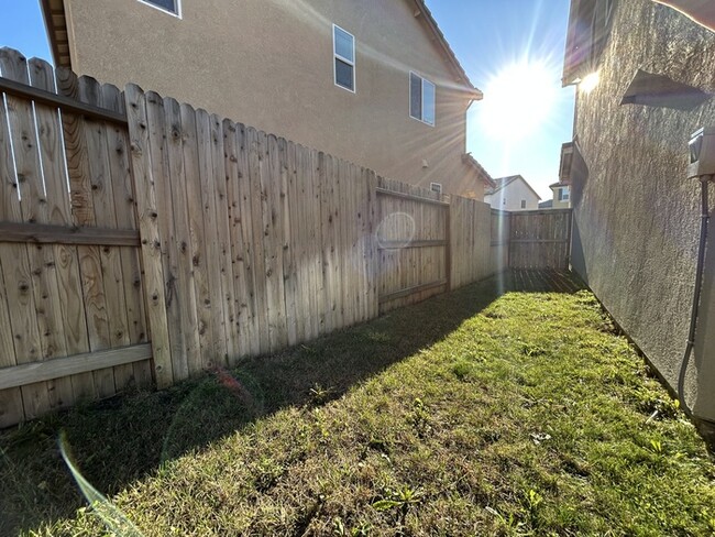 Building Photo - Beautiful 3 Bedroom 2.5 Bathroom WITH SOLAR