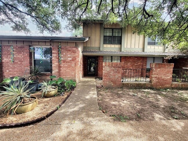 Building Photo - Cozy 3 Bed, 1.5 Bath Rental with Garage an...