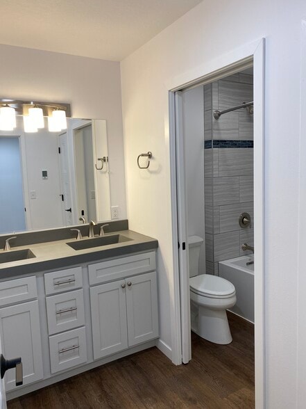 Lower bath - 501 Alyssa St