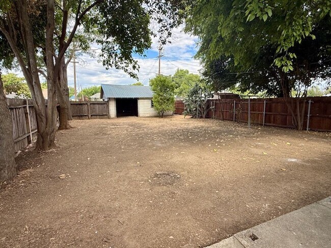 Building Photo - 619 N Plumas St