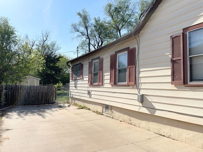 Building Photo - 2 Bedroom Home With Fenced in Yard