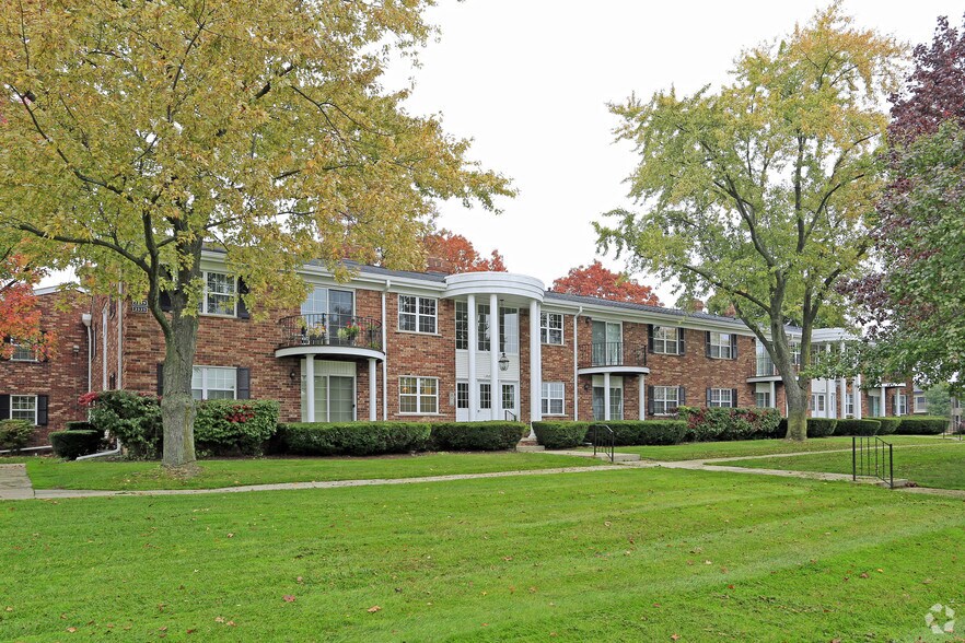 Buckingham Square Apts and TH 3100 Glouchester Ave Troy MI 48084