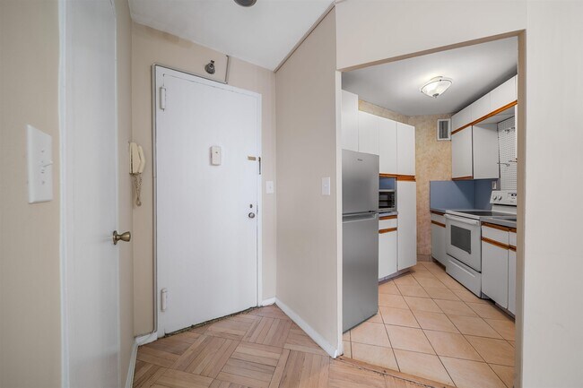 Building Photo - 1450 Palisade Ave