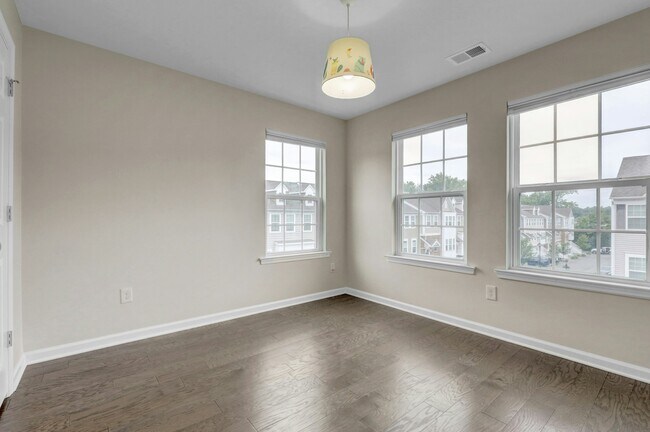 Building Photo - 704 Cottonwood Ct