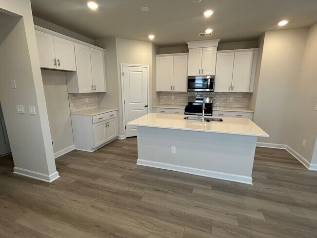 Building Photo - 6009 Port Royal St