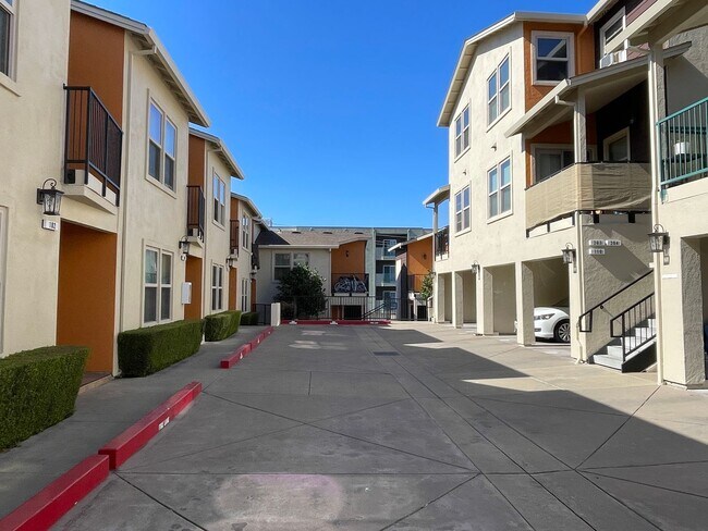 Building Photo - Beaumont Court