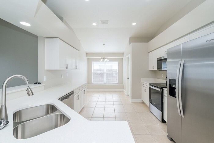 Building Photo - 2614 Vinedale Ave