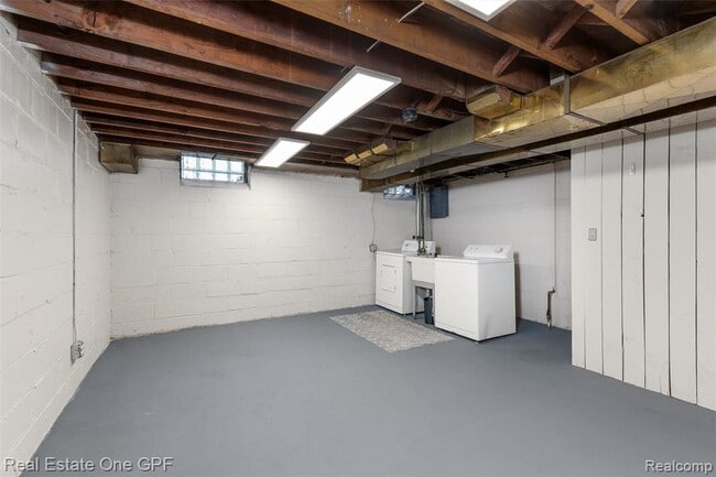 Building Photo - 699 St Clair Ave