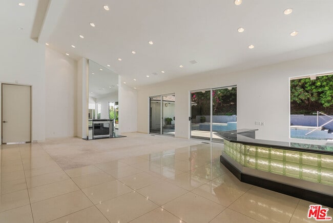 Building Photo - 811 N Hillcrest Rd