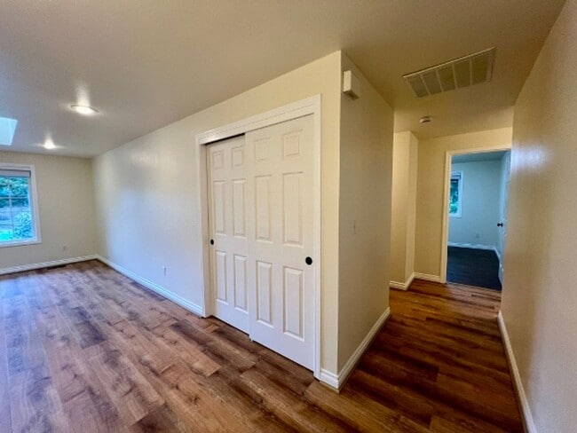 Building Photo - Renovated 3BD w/ Large Shop