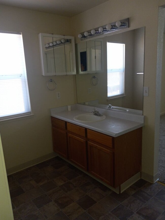Building Photo - Bright & Spacious Dayton Home with Large Backyard – $2,250
