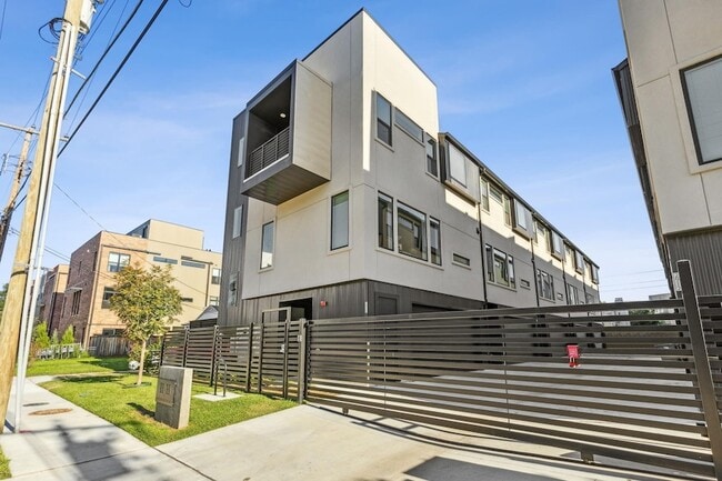 Primary Photo - 2916 Hawthorne Ave