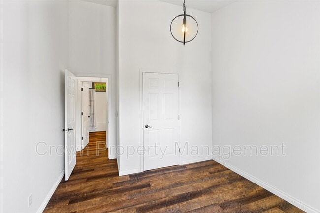 Building Photo - 2530 E Edgewood Dr