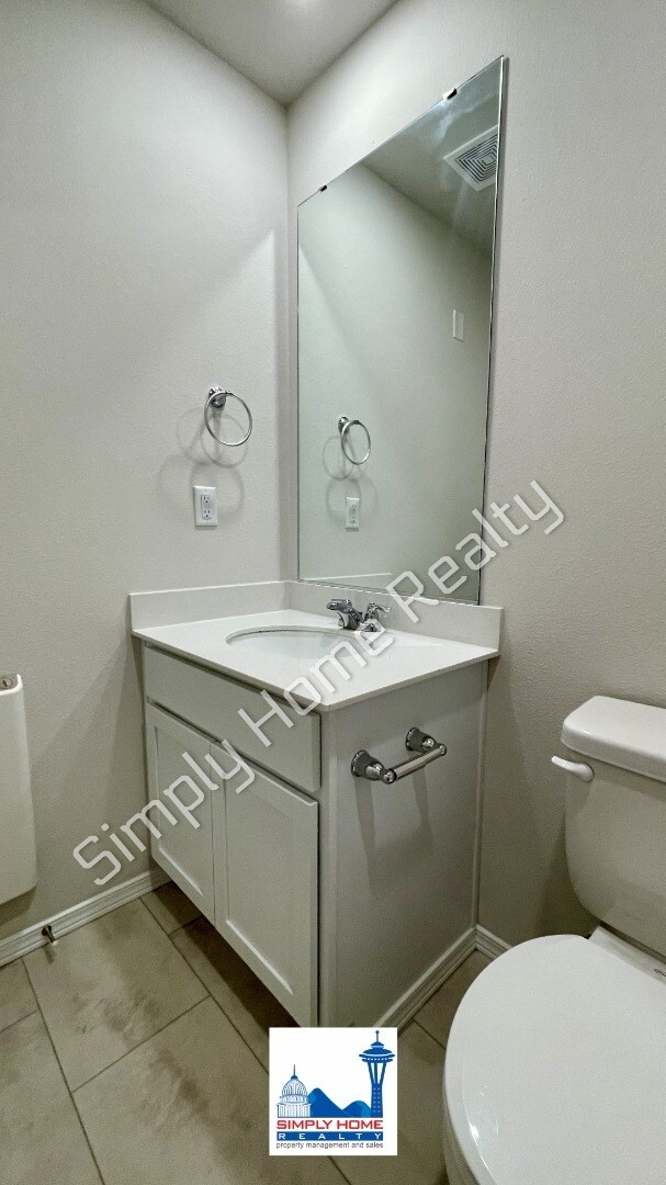 Building Photo - Step Inside to a Townhome Made for Easy Living!